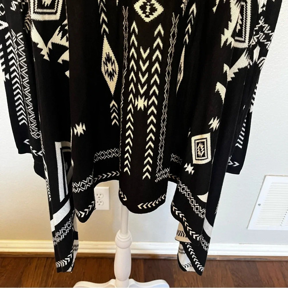 Black and White Aztec Patterned Women's Cardigan - Picture 11 of 14